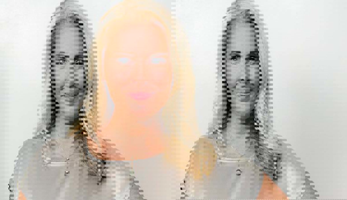 Person iförd silvervit blus.