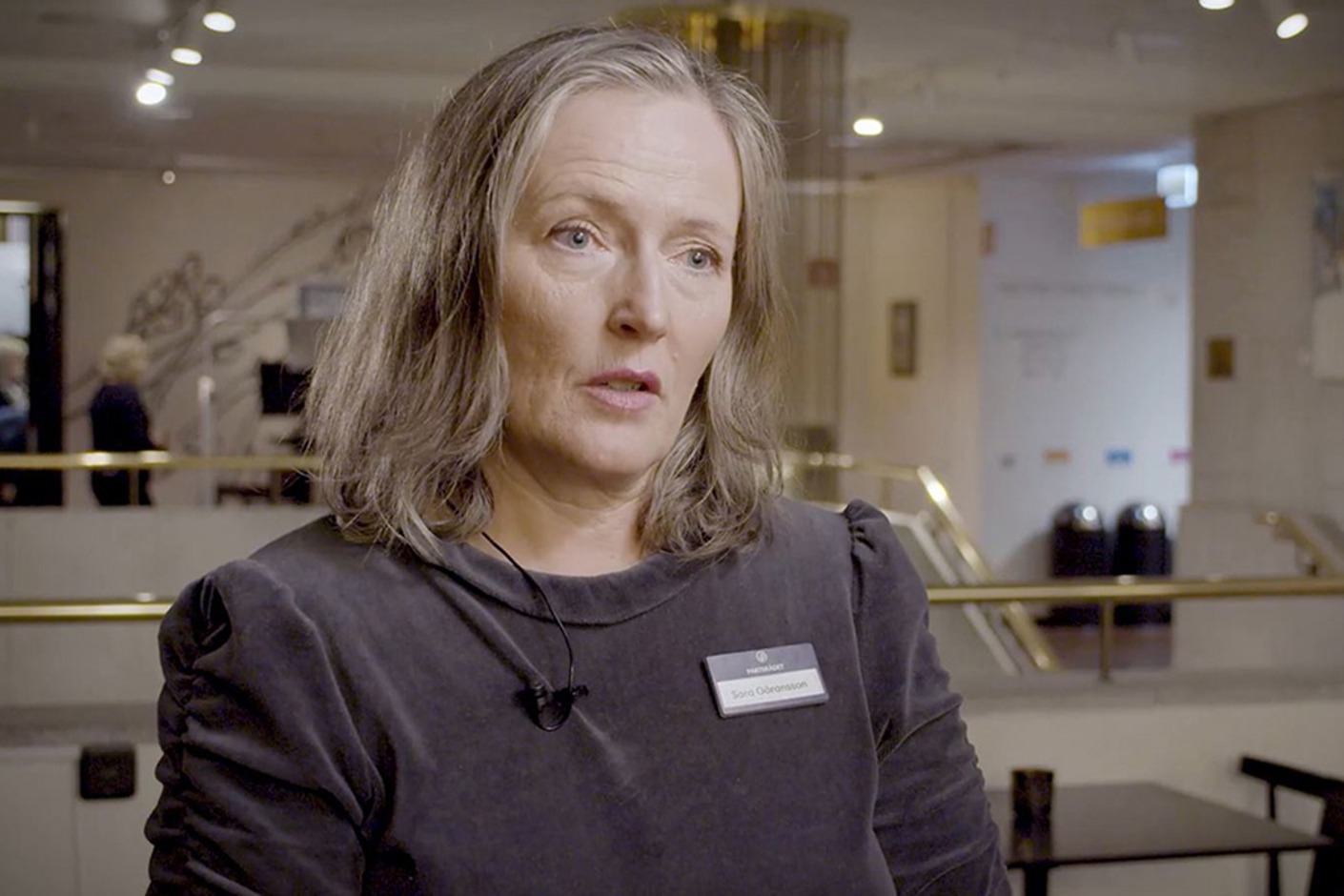 Person i hotellobby blir intervjuad