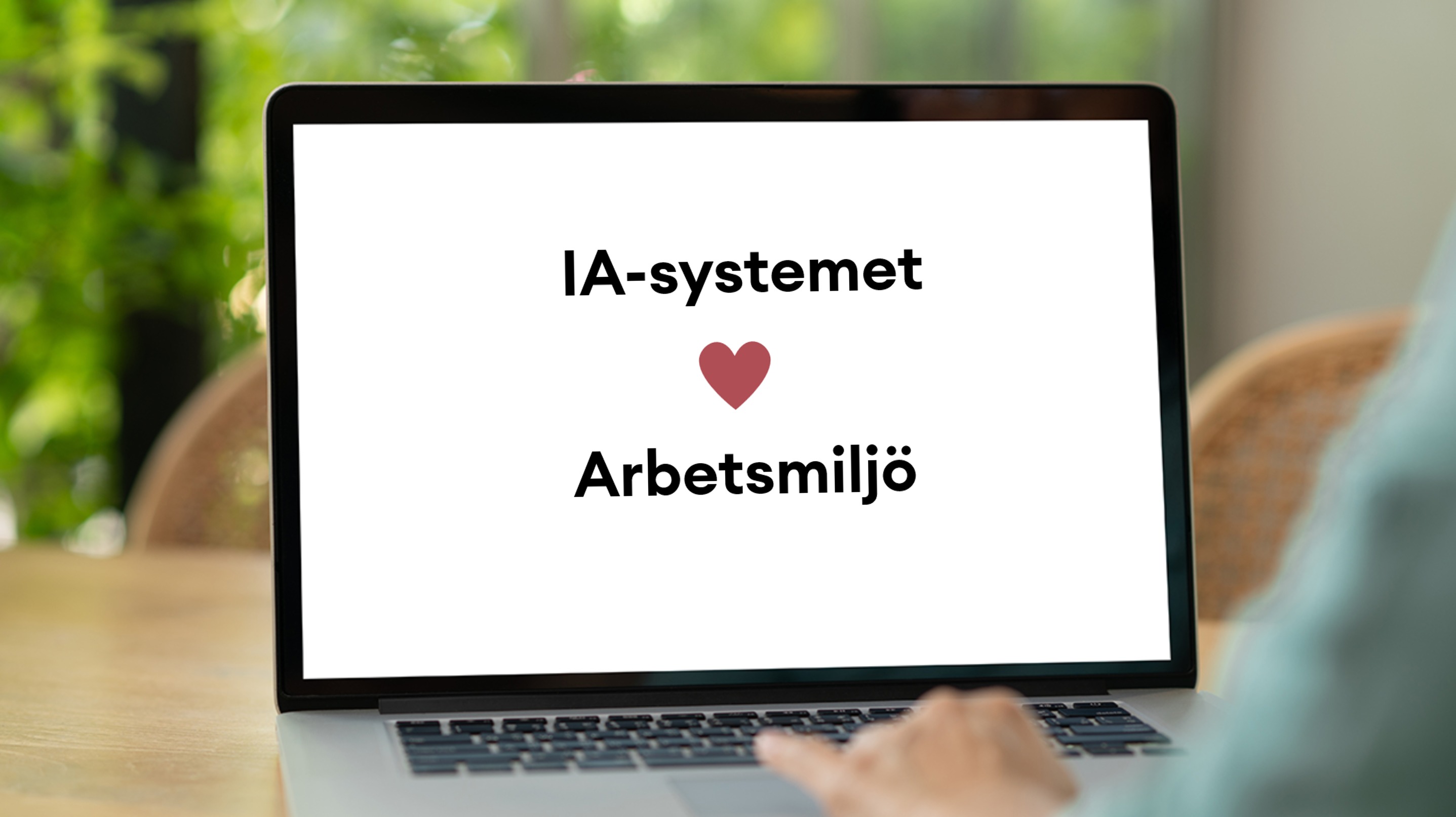 På en bärbar dator i hemmiljö står det IA-systemet hjärtar arbetsmiljö