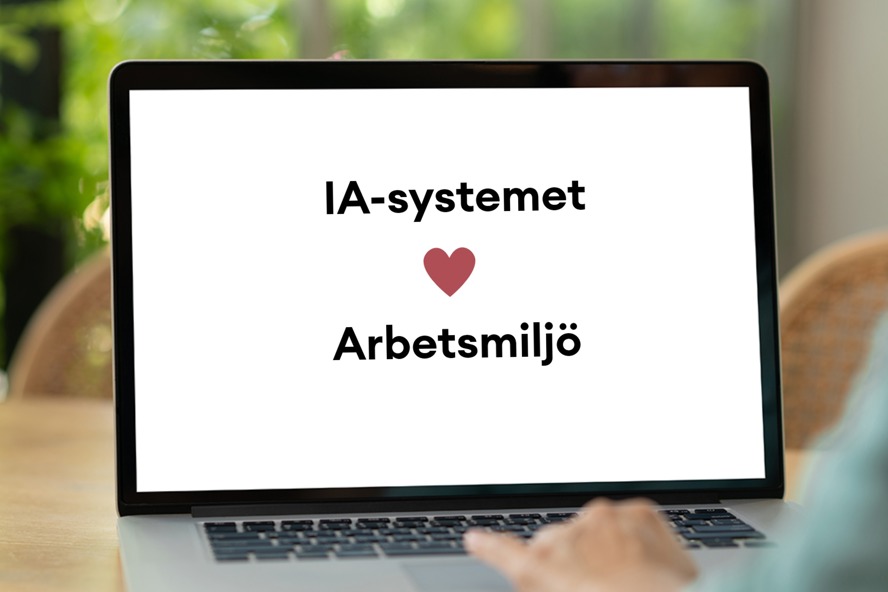 På en bärbar dator i hemmiljö står det IA-systemet hjärtar arbetsmiljö