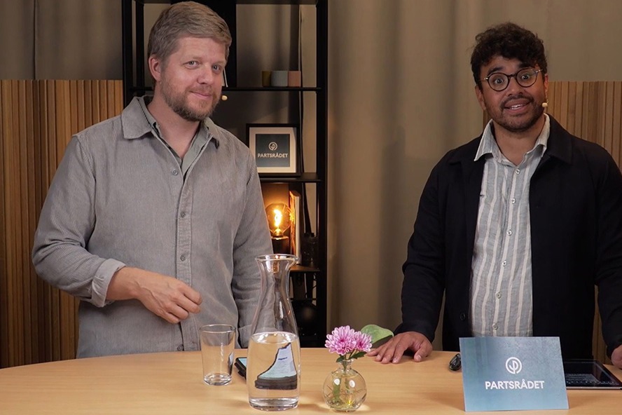 Två personer samtalar i en filmstudio.