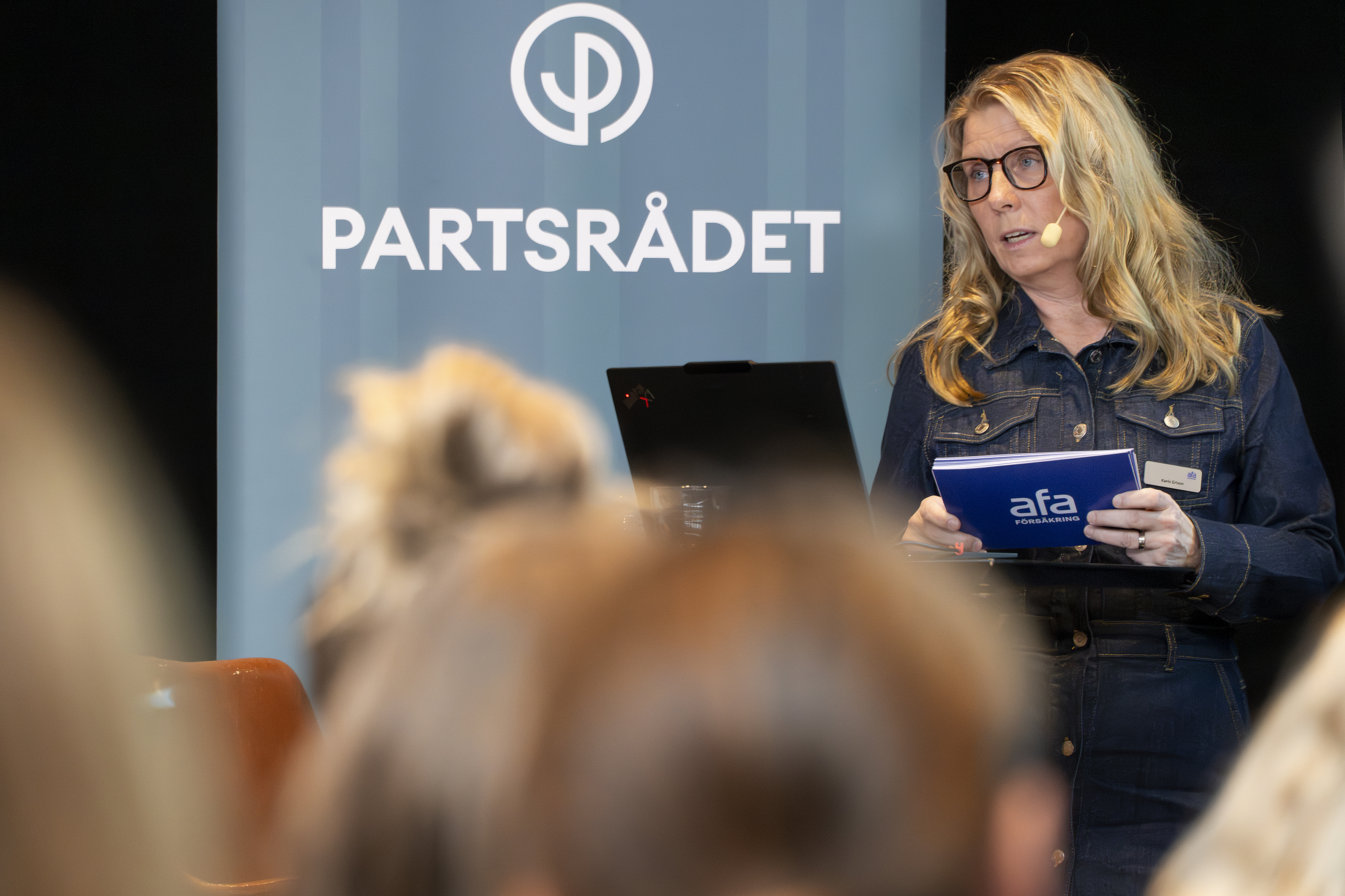 Kvinna på podie presenterar