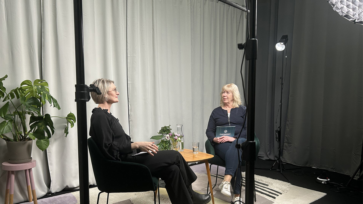 Två personer sitter i en studio och samtalar