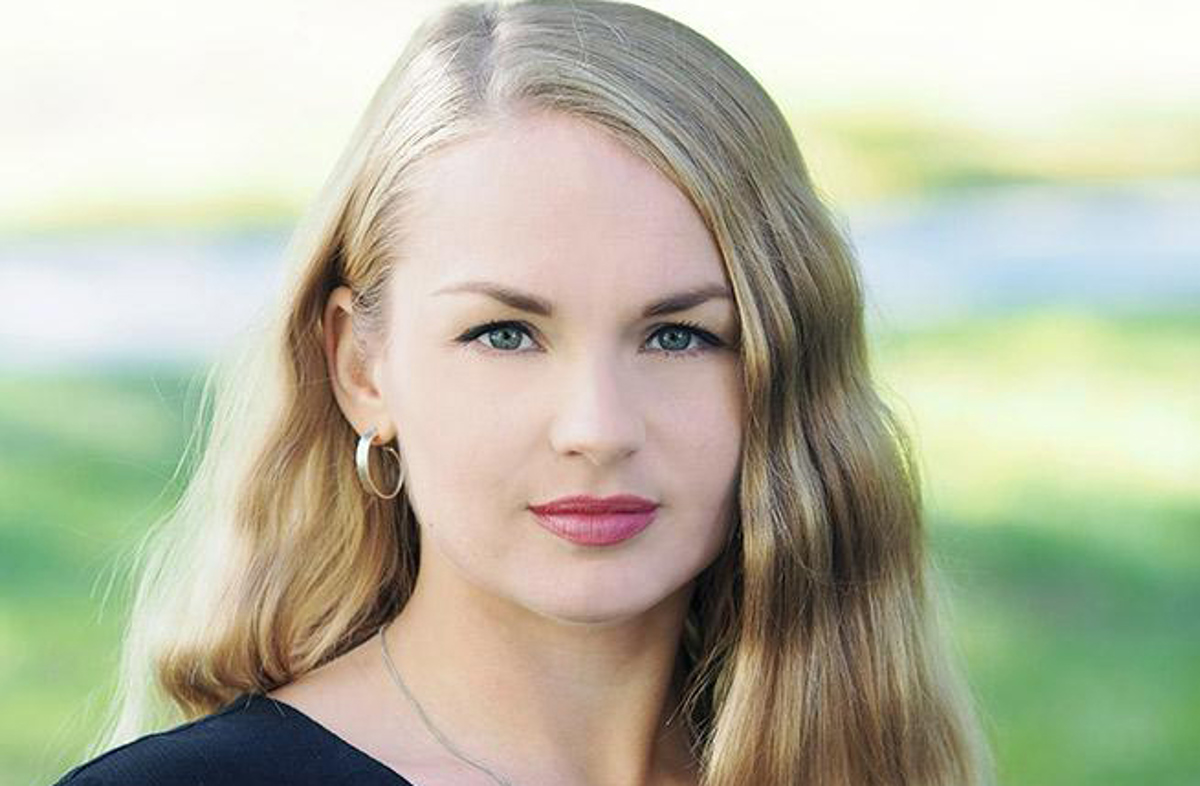 Foto på person i sommarmiljö.