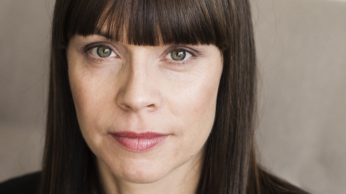 Mörkhårig person som tittar rakt in i kameran.