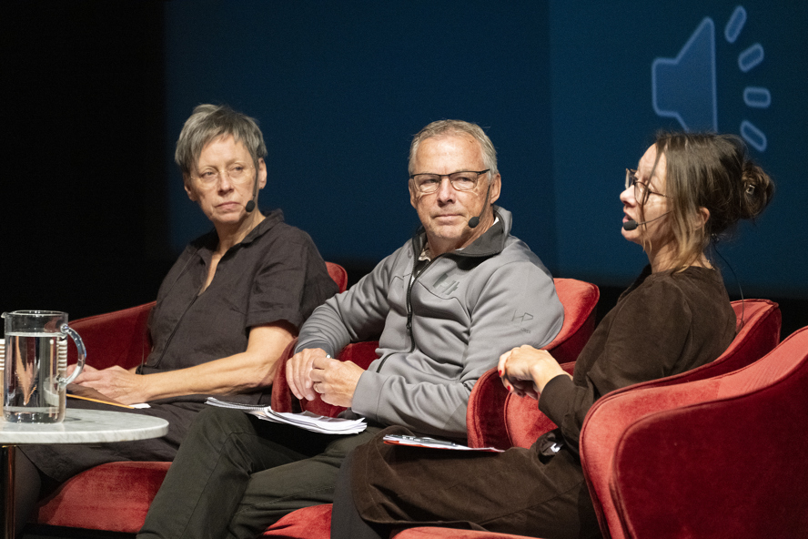Kerstin Waldenström (sakkunnig, Arbetsmiljöverket), Jan Winroth (Lektor Mälardalens universitet) och Rachel Tripney Berglund (forskare) i panelsamtal på lanseringen. (Foton Catharina Biésert)