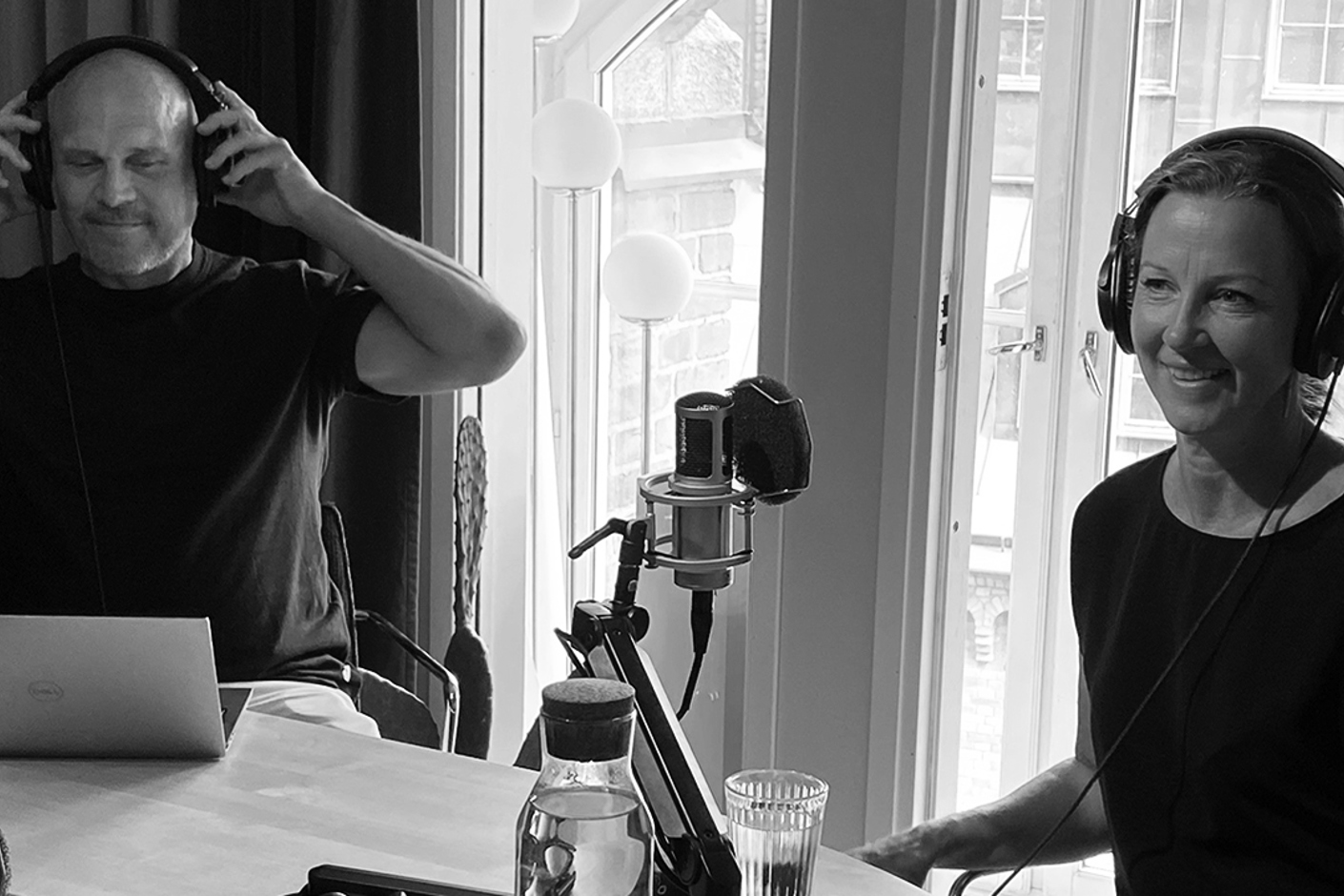 Två personer i poddstudio som förbereder sig inför inspelning