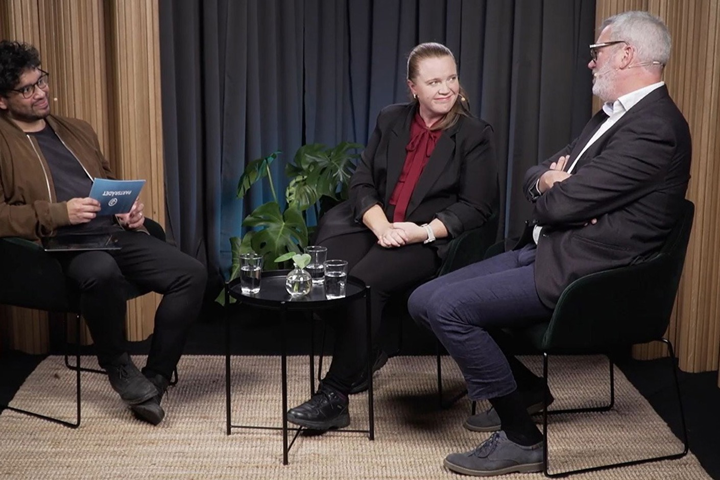tre personer sitter i en studio och samtalar