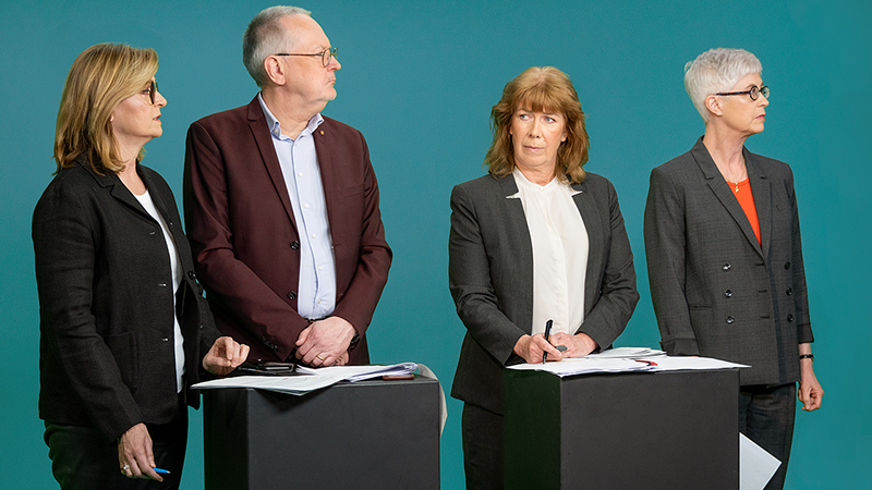 Fyra personer i studiomiljö.