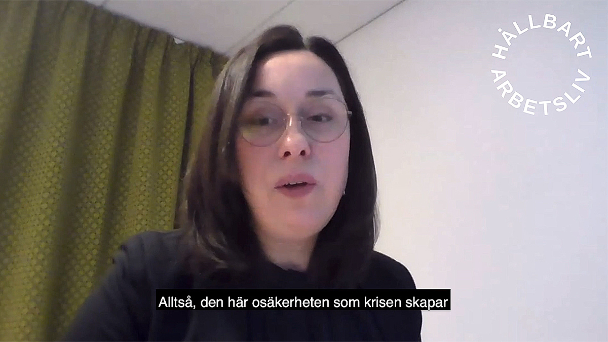 Person pratar om covid-19-krisen