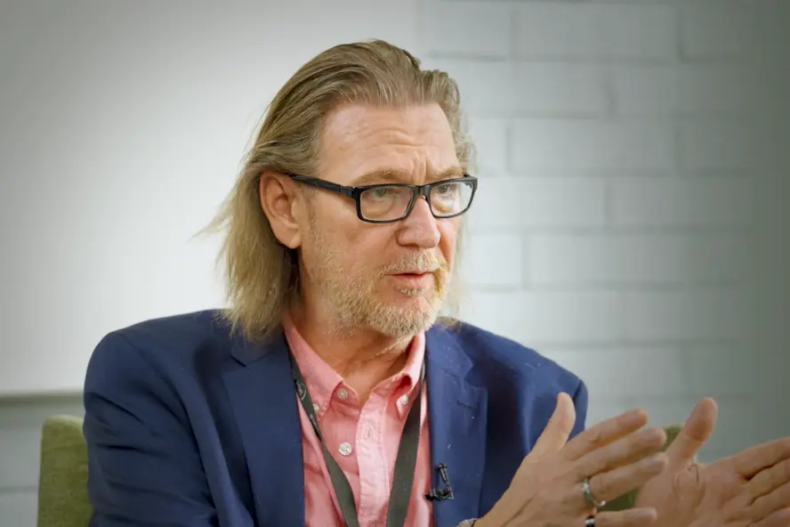 Matteus Maria Furemalm är ett av två huvudskyddsombud på Kronofogden.