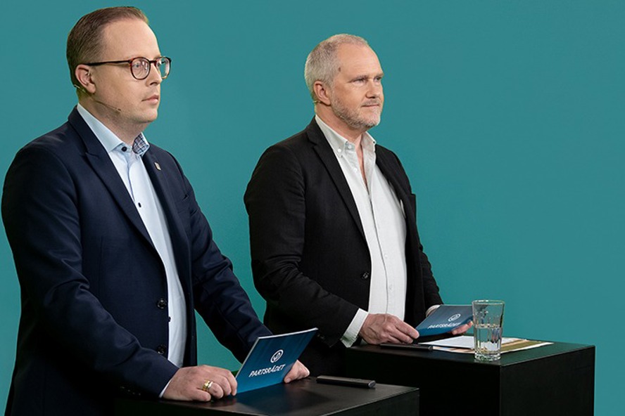 Två personer i studiemiljö.