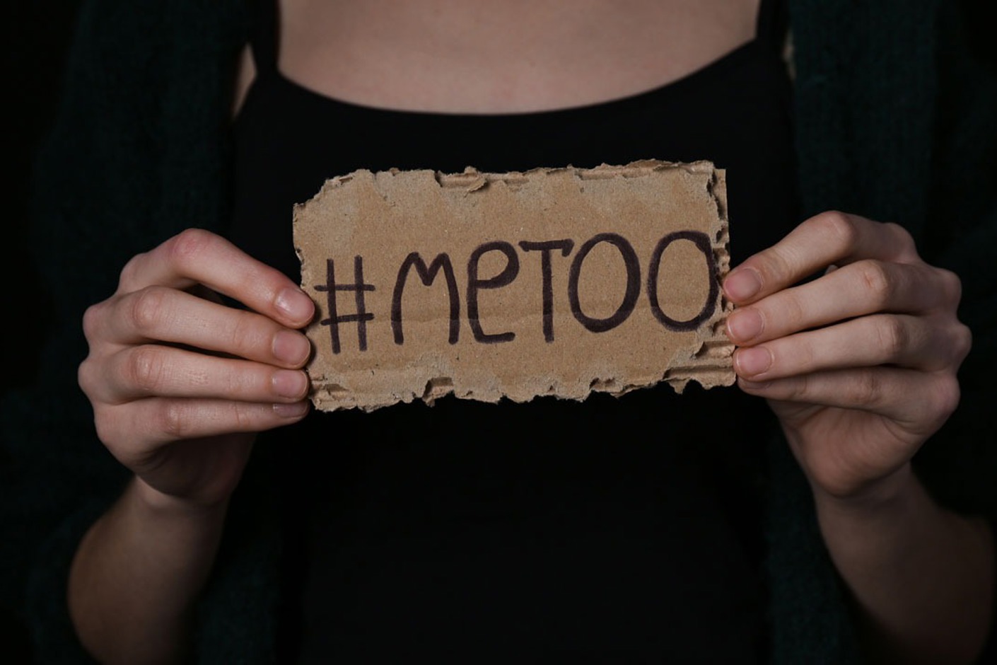 Kvinna med skylt där det står Metoo
