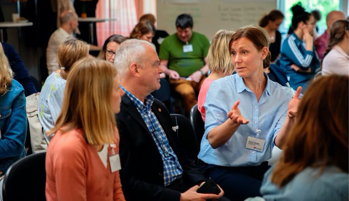 Aktiva diskussioner under öppet hus. Foto: Mattias Andersson.