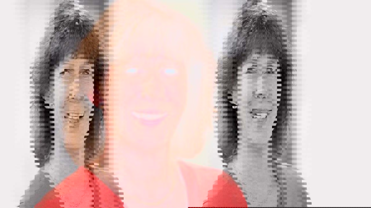 Person iförd korallröd blus.