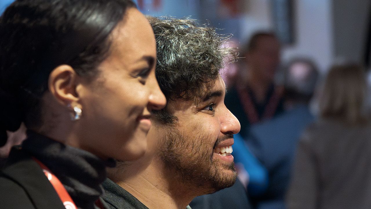 Två leende personer.