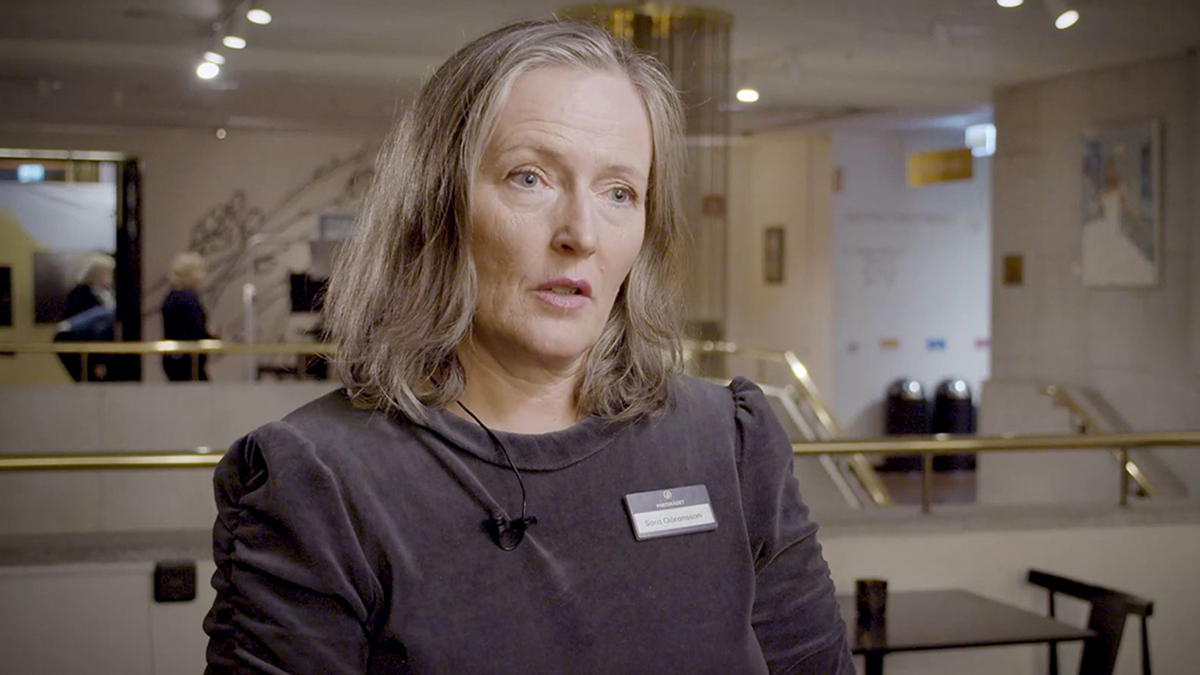 Person i hotellobby blir intervjuad