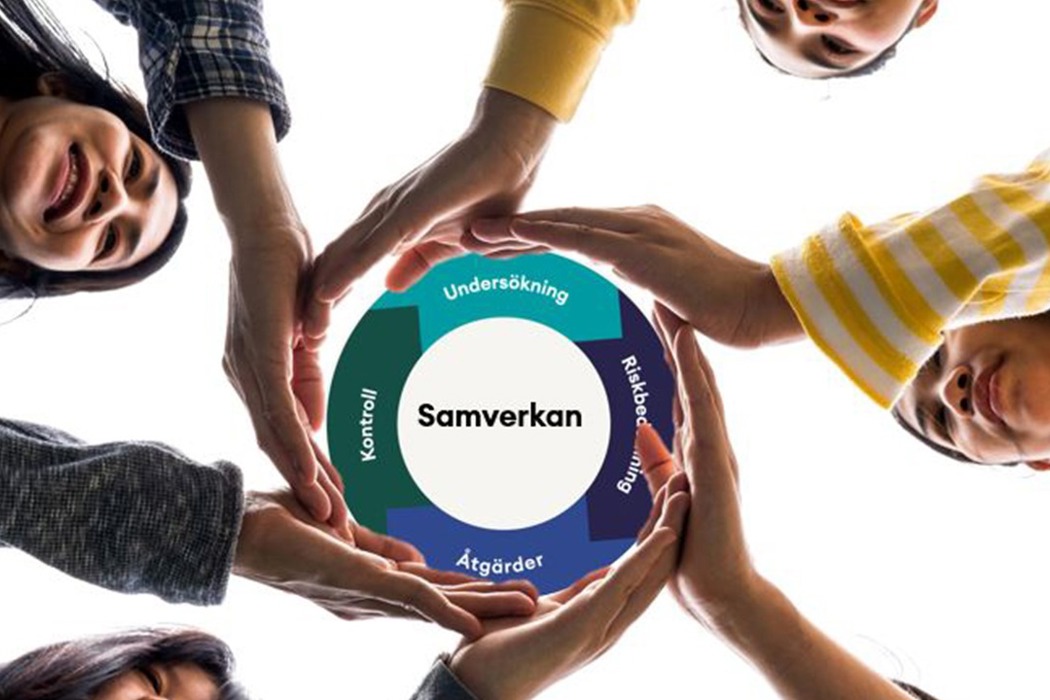 Händer formar sig till ett hjul där en modell för det systematiska arbetsmiljöarbetet, SAM-hjulet finns. I mitten av hjulet står ordet Samverkan.