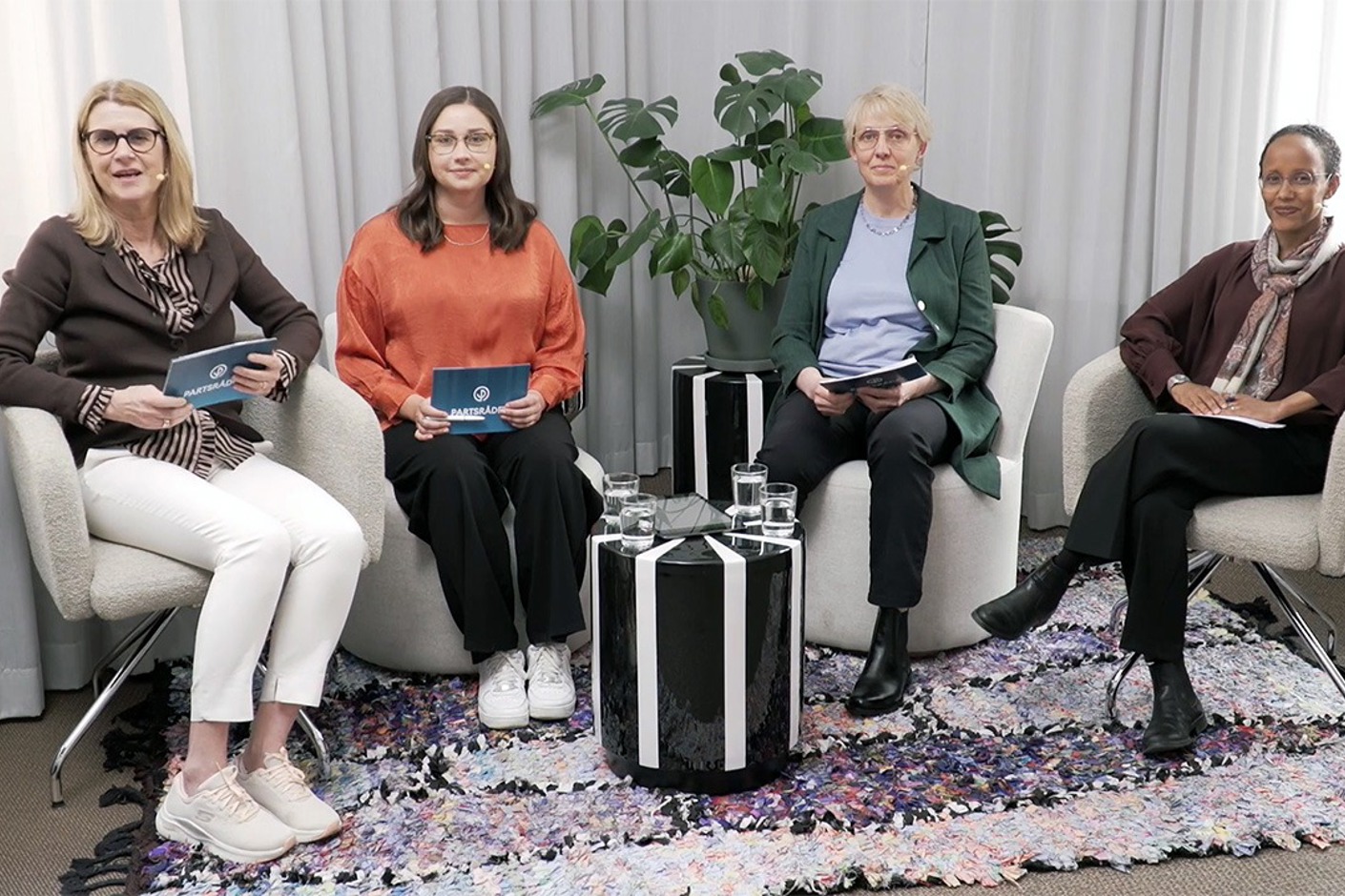 Fyra personer i studiomiljö.
