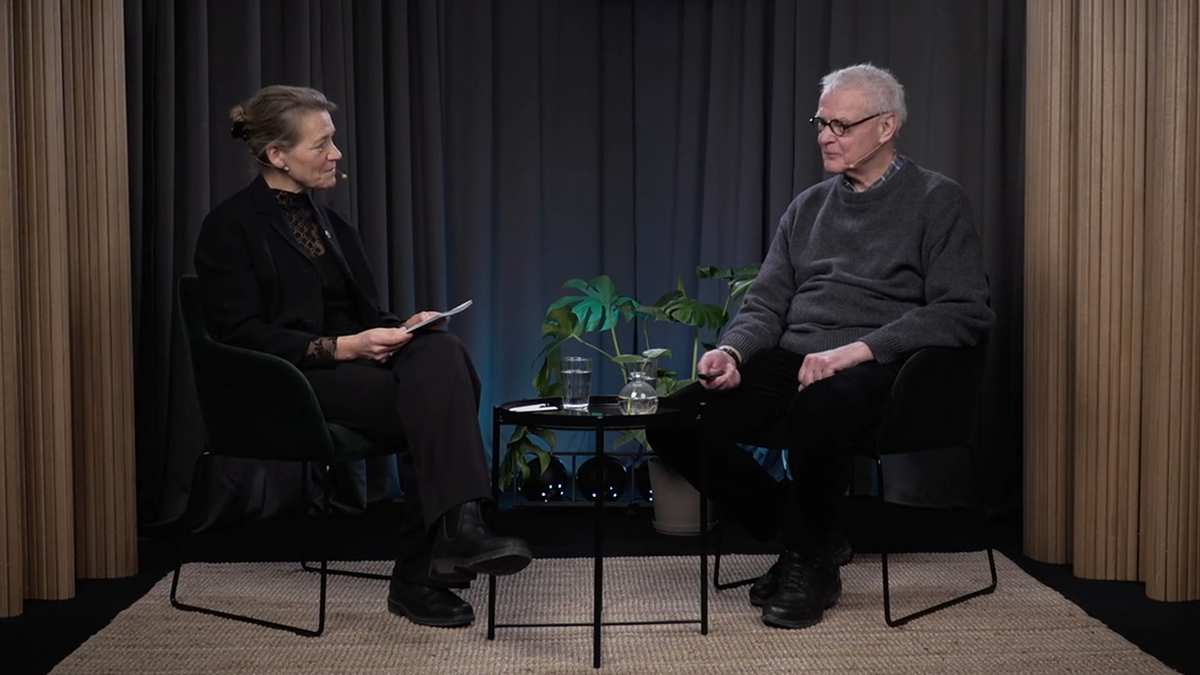 Två personer samtalar i en studio